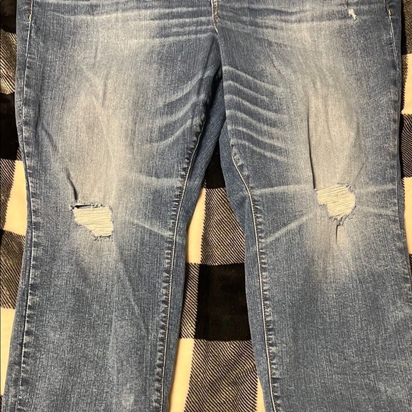 Torrid #Feelthefit Crop Boyfriend Vintage Stretch Blue Distressed Jeans size 22 - Picture 3 of 15